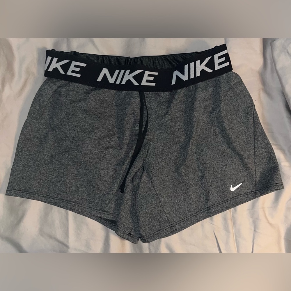 NIKE Dry Fit Girls gray Shorts Size S Mint Condition